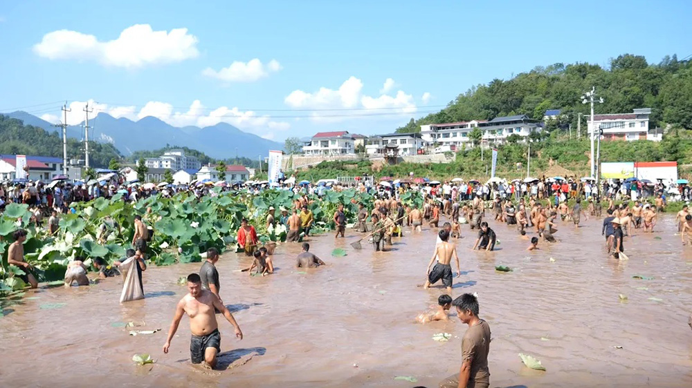 桑植民歌寨第六屆民俗文化旅游周活動現(xiàn)場.jpg