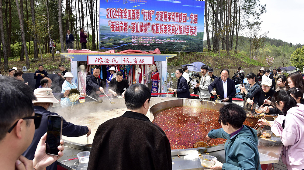 中國醉美茶文化旅游季活動現(xiàn)場大火鍋.jpg